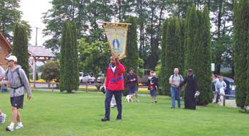 pilgrim with banner arrives at the park