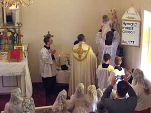 children crowing Our Lady in church