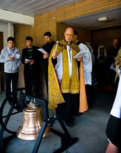 crowning Our Lady with roses