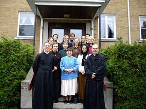 Women retreatants on front steps of St. Pius X Priory