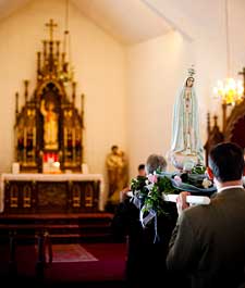 Pilgrim Virgin in front of altar