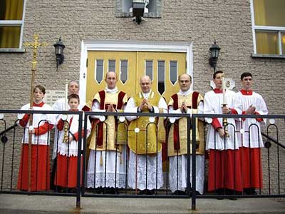 MM. les abbés Wegner, De Vriendt et Boulet avec les servants de messe