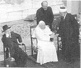 Interreligious meeting in Rome on March 23rd 2000
The Pope is seen between the great Rabbi of Jerusalem and Cheikh Tazir Tamami
