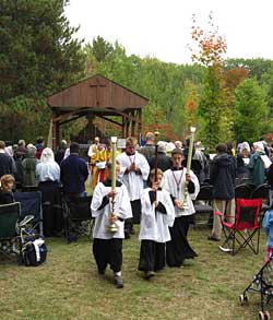 Les participants à la messe en plein air