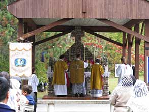 Messe en plein air devant l'autel extérieur